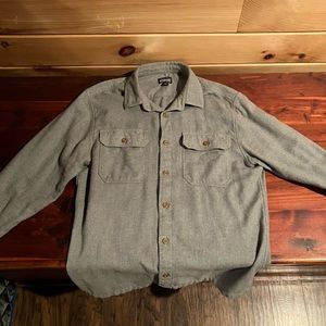 Mens Patagonia button up shirt size- medium